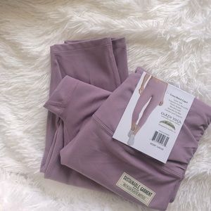 Earth Yoga Organic Clothing Cross Waist Capri in Large size.